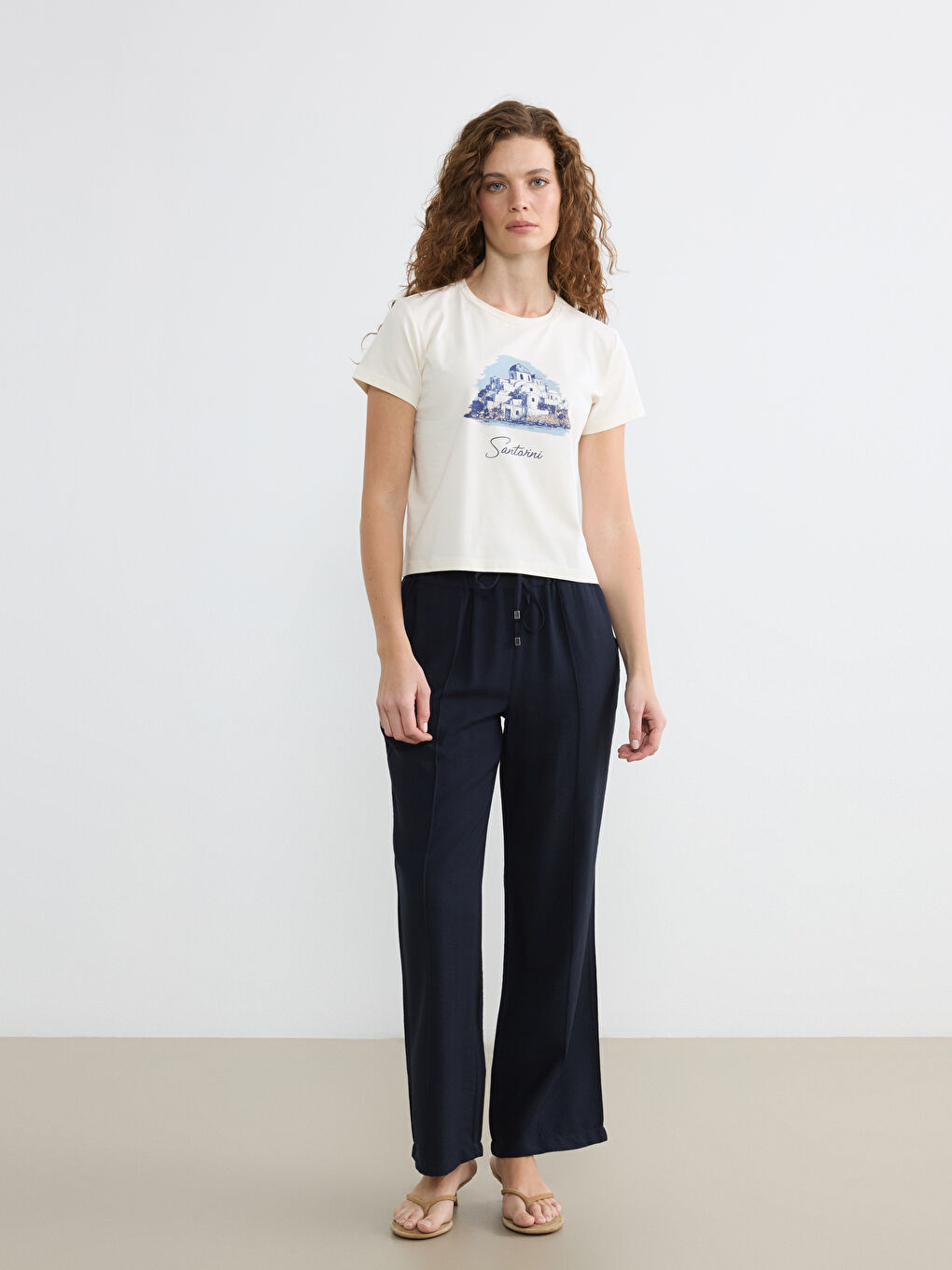 Ekru Bisiklet Yaka Santorini Baskılı Kadın Tişört-1