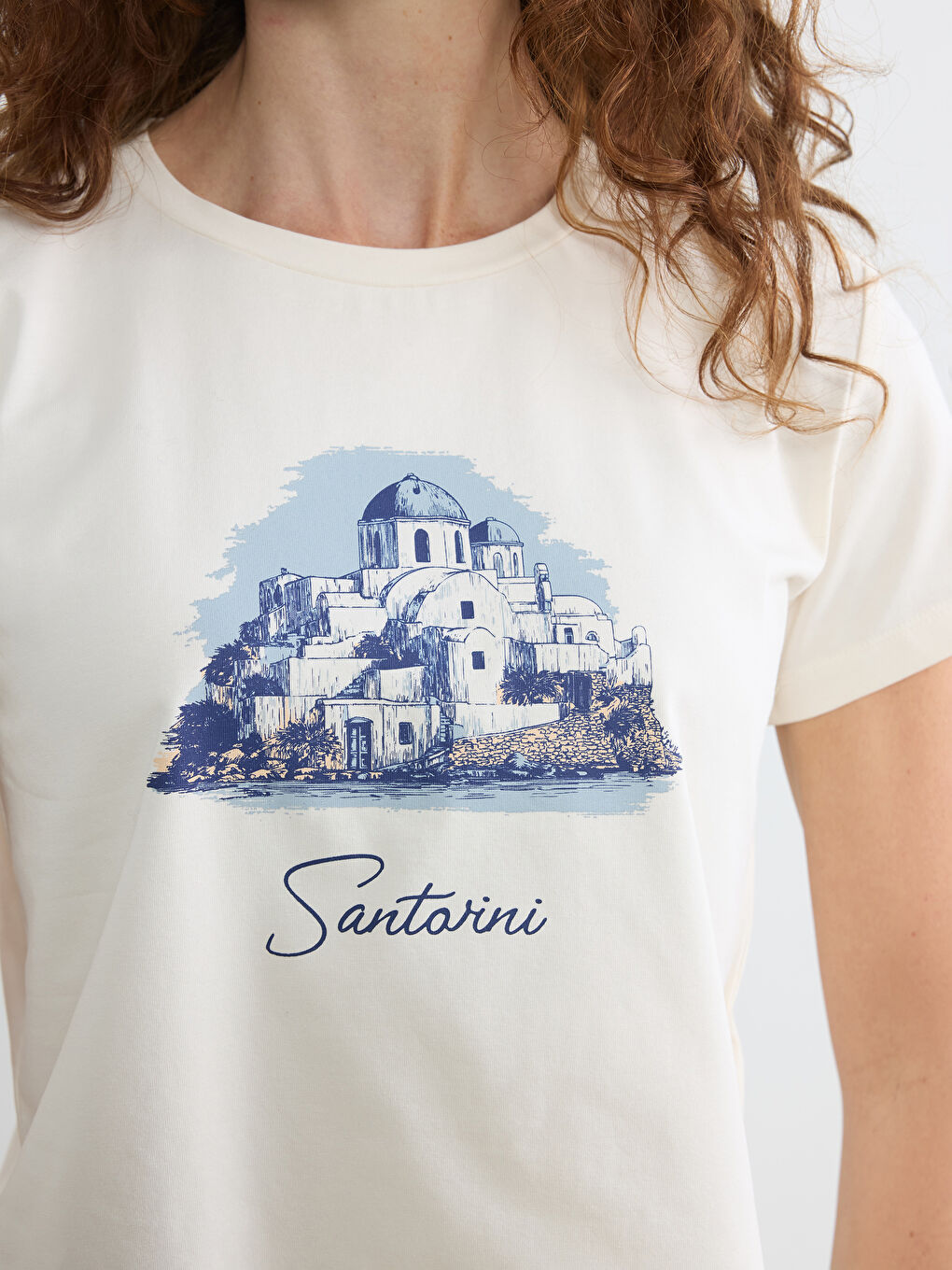 Ekru Bisiklet Yaka Santorini Baskılı Kadın Tişört-2