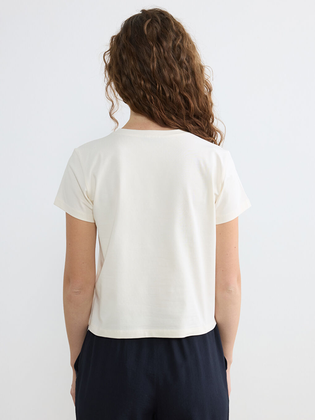 Ekru Bisiklet Yaka Santorini Baskılı Kadın Tişört-3