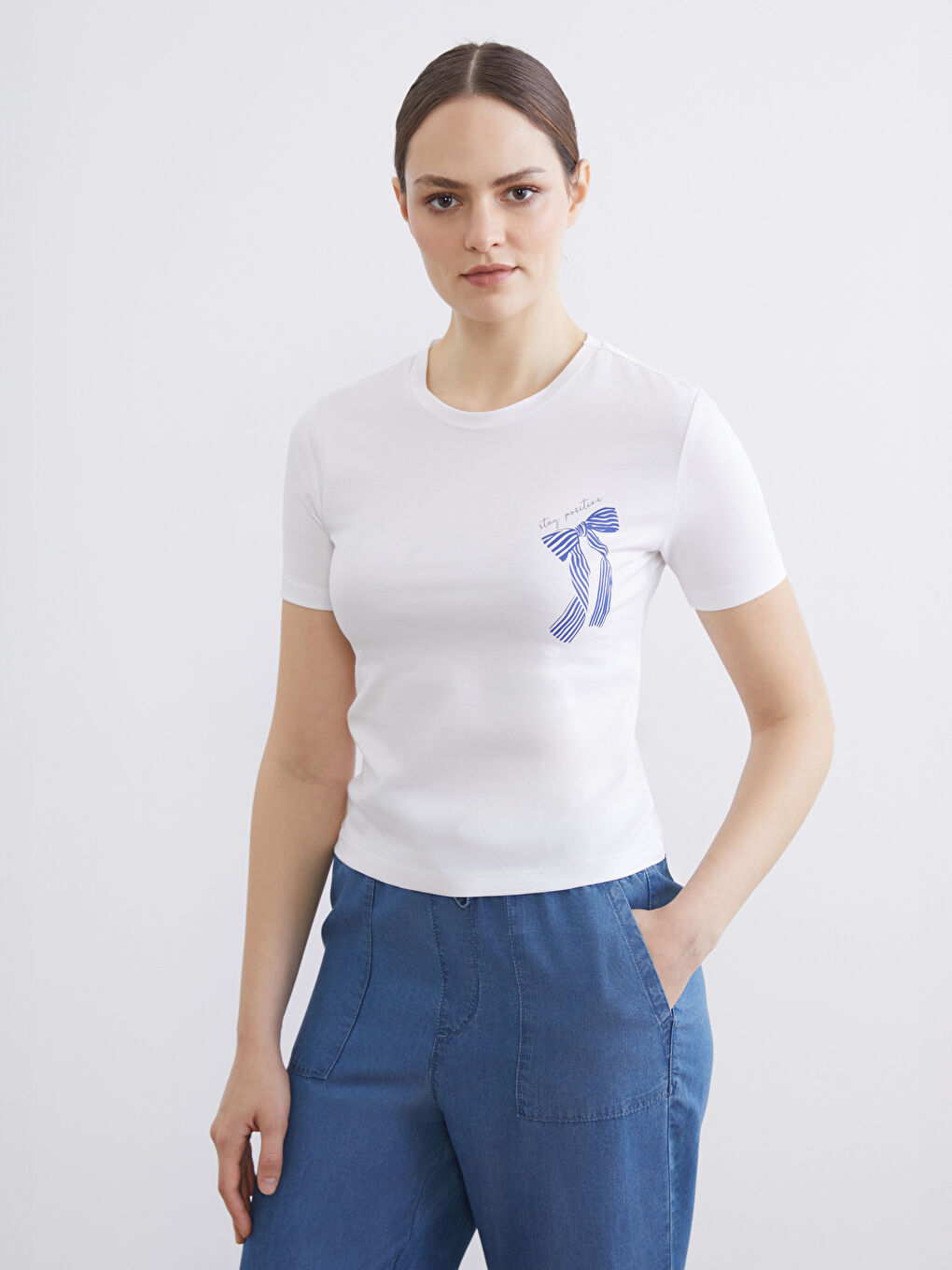 Beyaz Bisiklet Yaka Fiyonk Baskılı Kadın Tişört