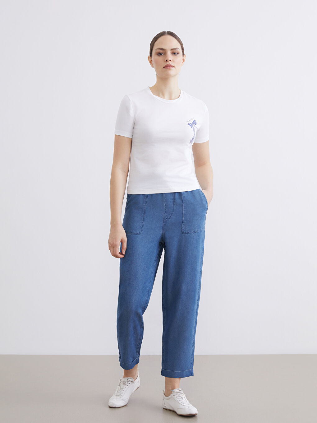 Beyaz Bisiklet Yaka Fiyonk Baskılı Kadın Tişört-1