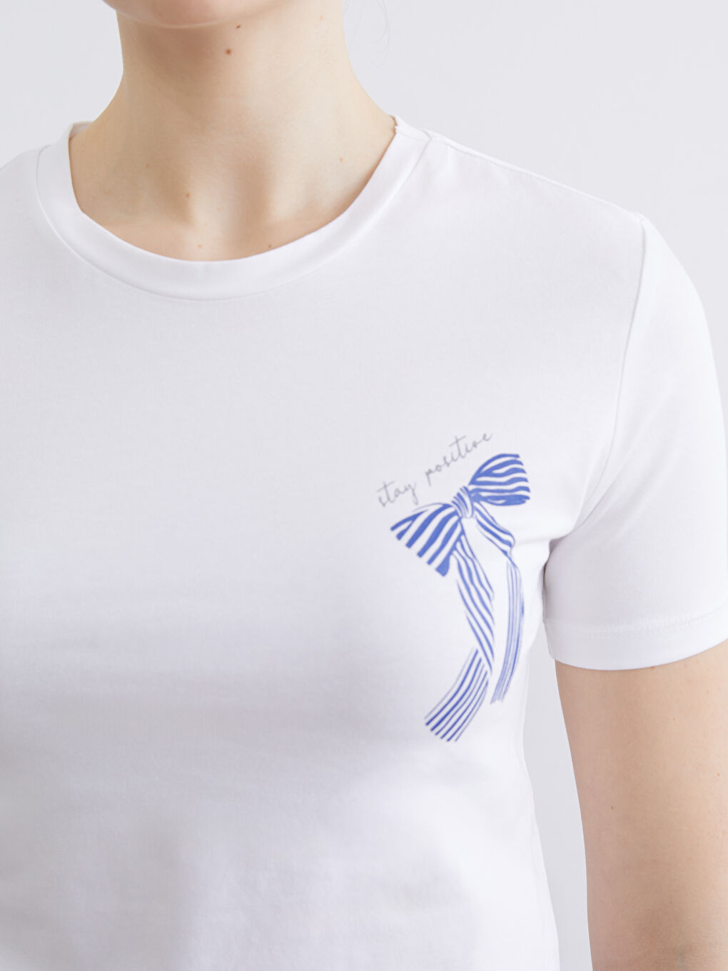 Beyaz Bisiklet Yaka Fiyonk Baskılı Kadın Tişört-2