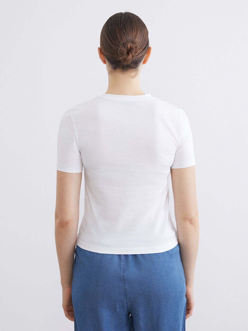 Beyaz Bisiklet Yaka Fiyonk Baskılı Kadın Tişört-3