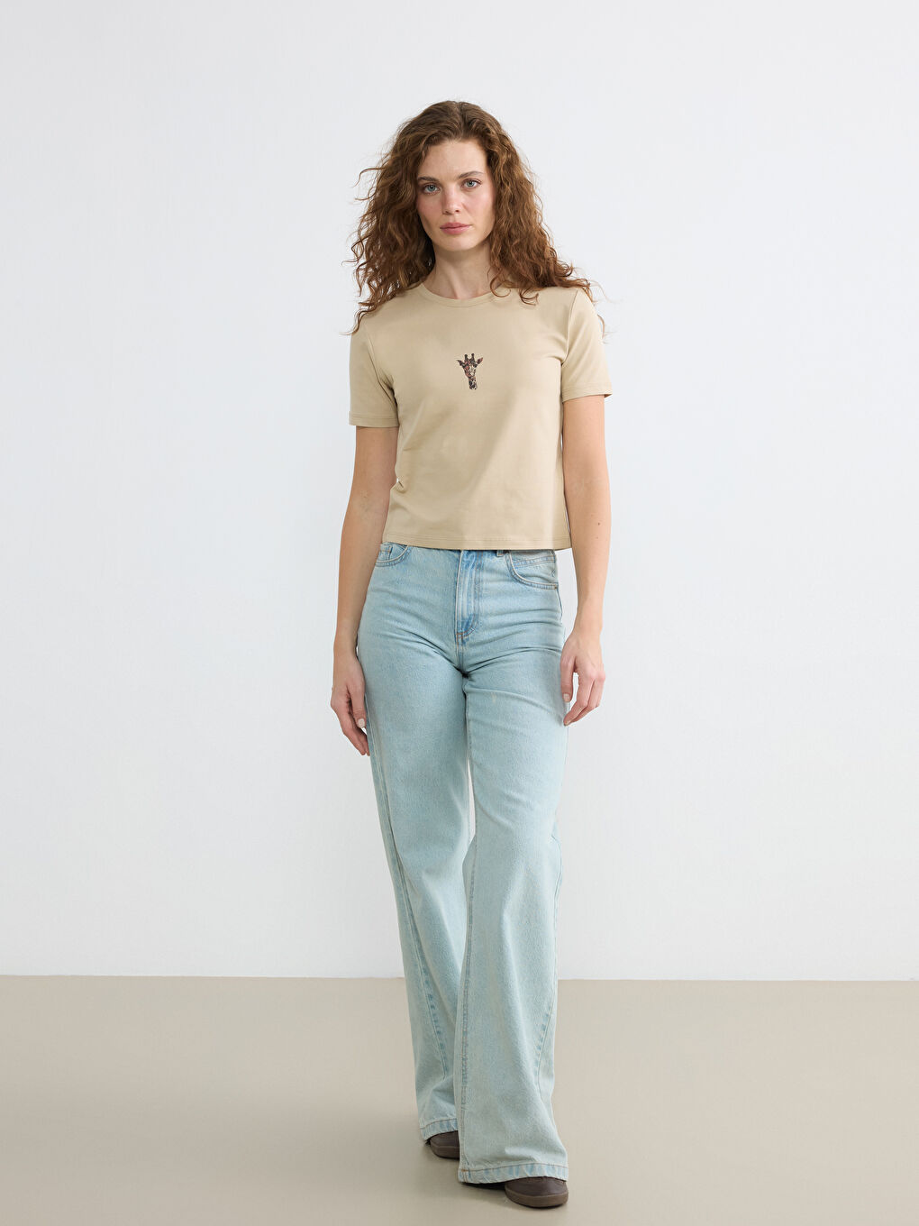 Bej Bisiklet Yaka Zürafa Baskılı Kadın Tişört-1