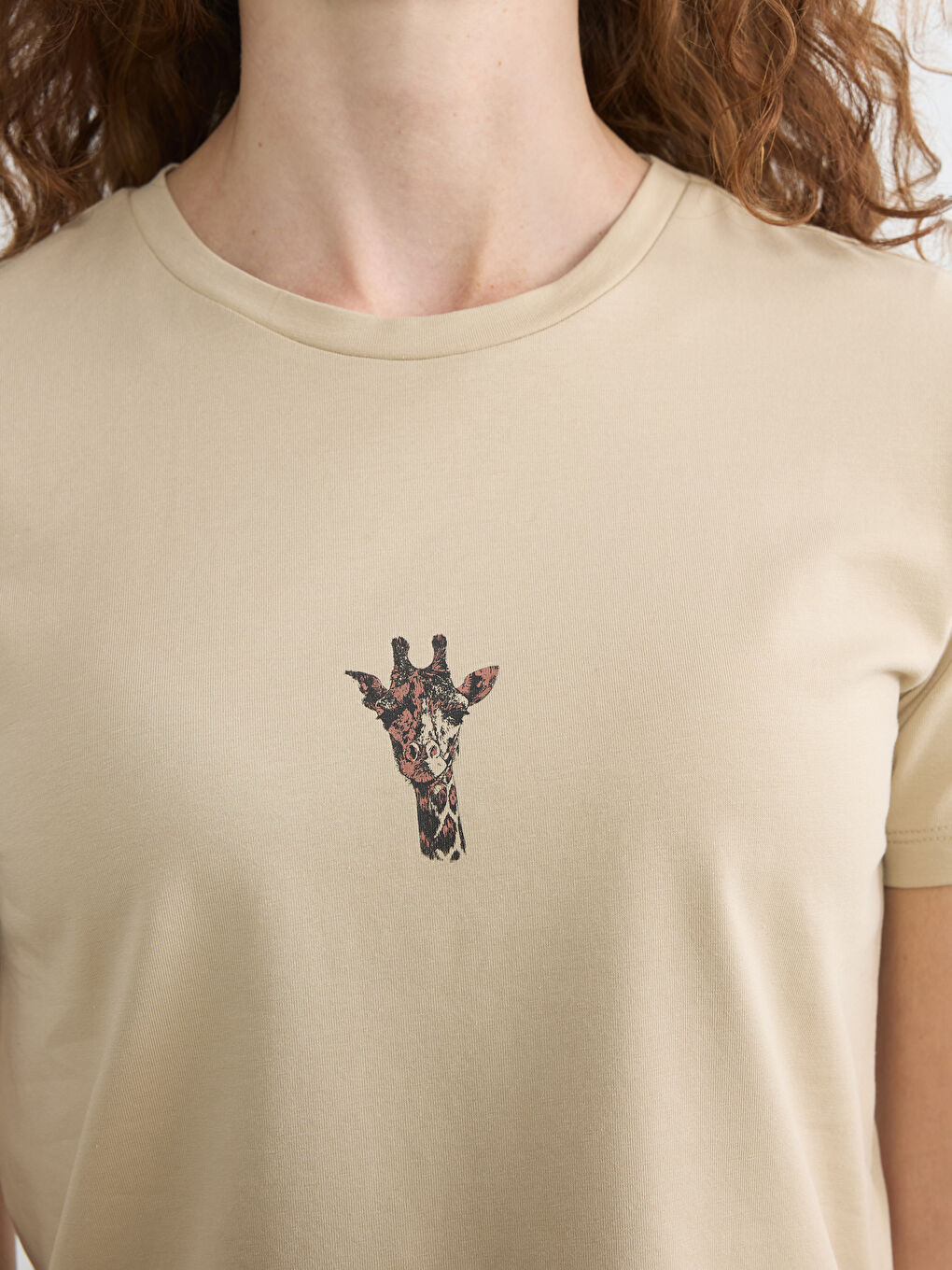 Bej Bisiklet Yaka Zürafa Baskılı Kadın Tişört-2
