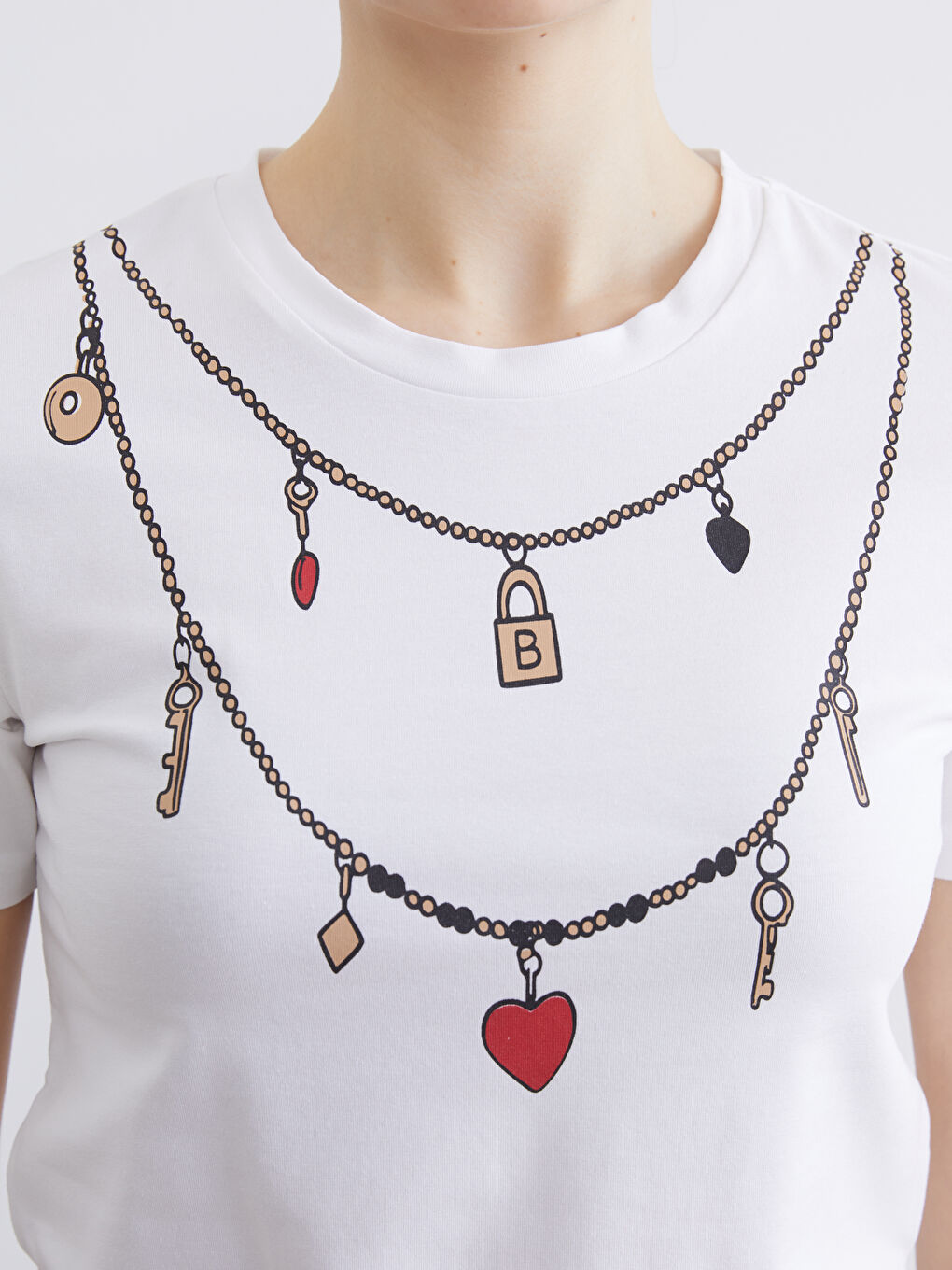 Beyaz Bisiklet Yaka Kolye Baskılı Kadın Tişört-2