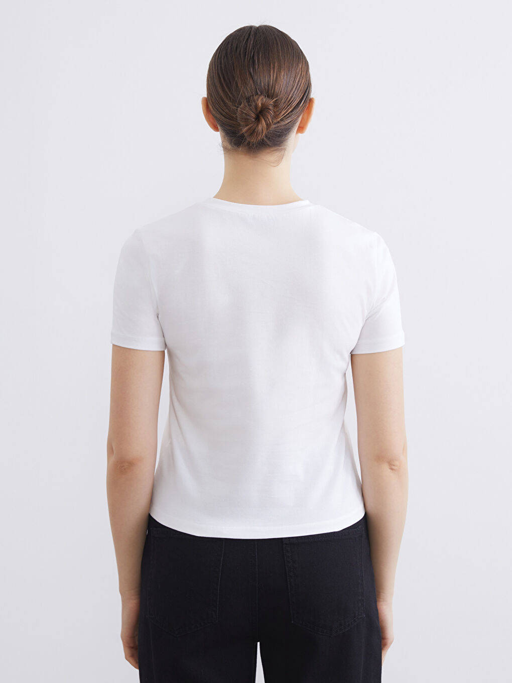 Beyaz Bisiklet Yaka Kolye Baskılı Kadın Tişört-3