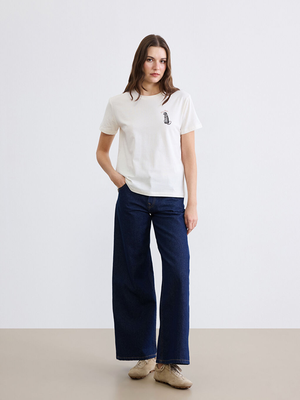 Ekru Bisiklet Yaka Baskılı Kadın Tişört-1