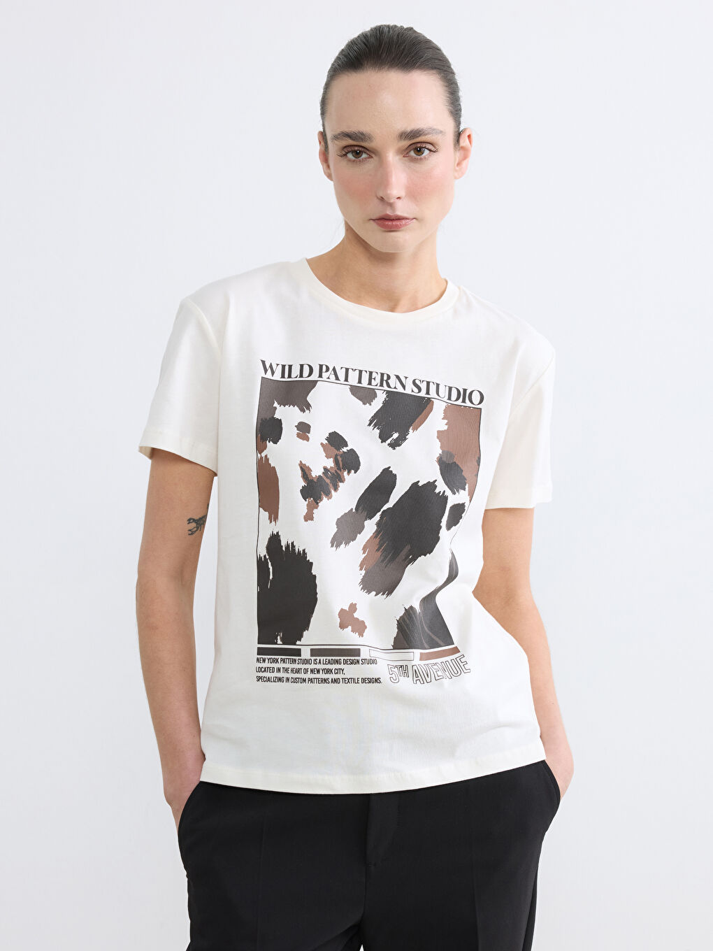 Ekru Bisiklet Yaka Baskılı Kadın Tişört