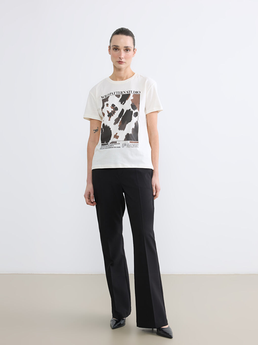 Ekru Bisiklet Yaka Baskılı Kadın Tişört-1