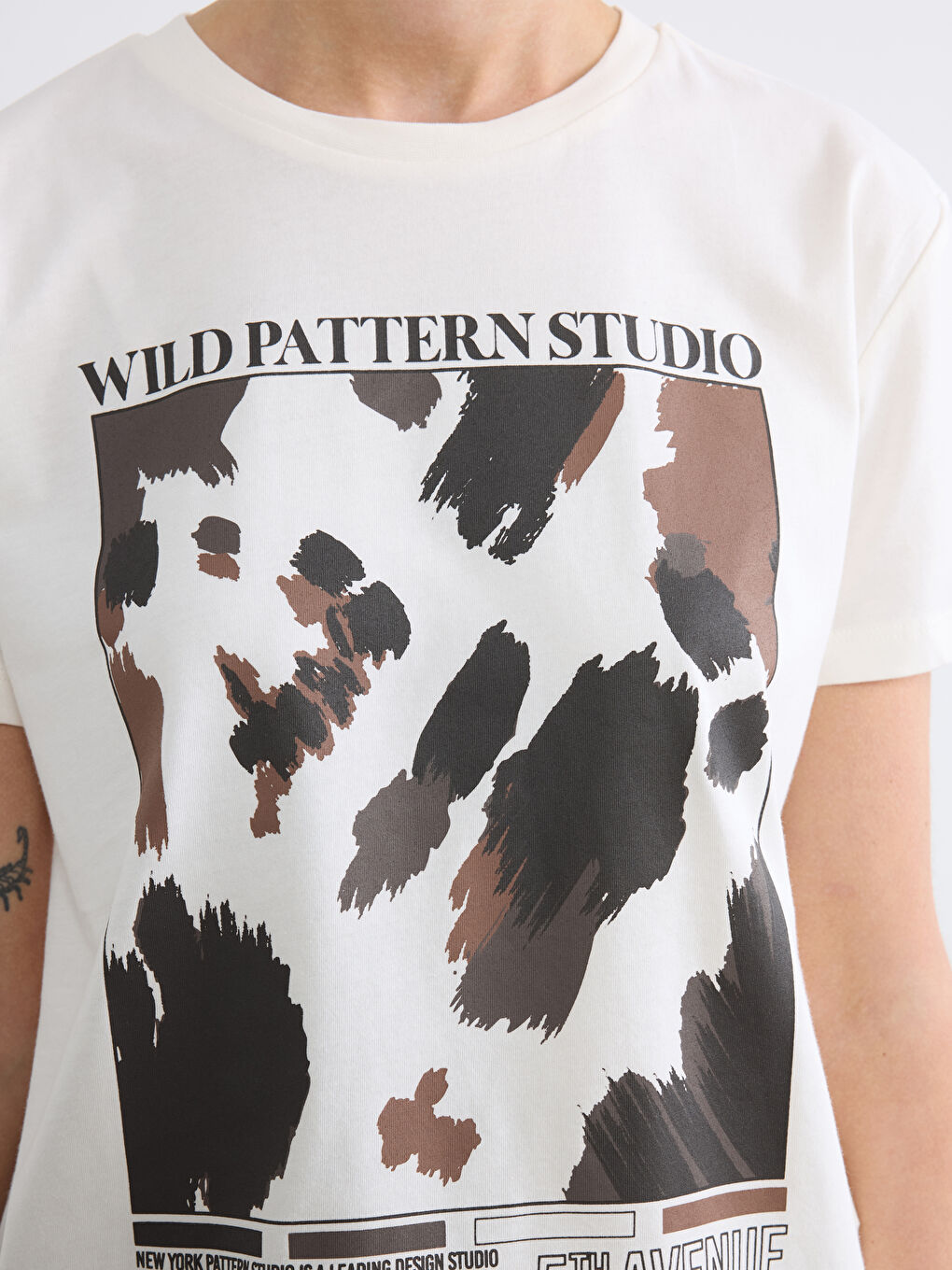 Ekru Bisiklet Yaka Baskılı Kadın Tişört-2