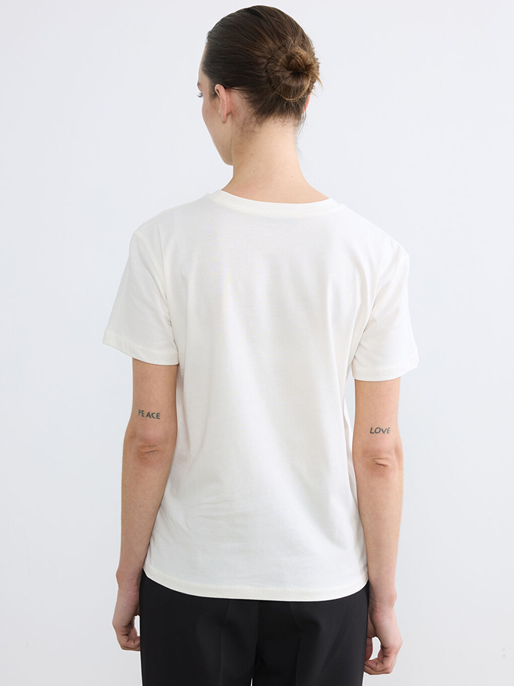 Ekru Bisiklet Yaka Baskılı Kadın Tişört-3