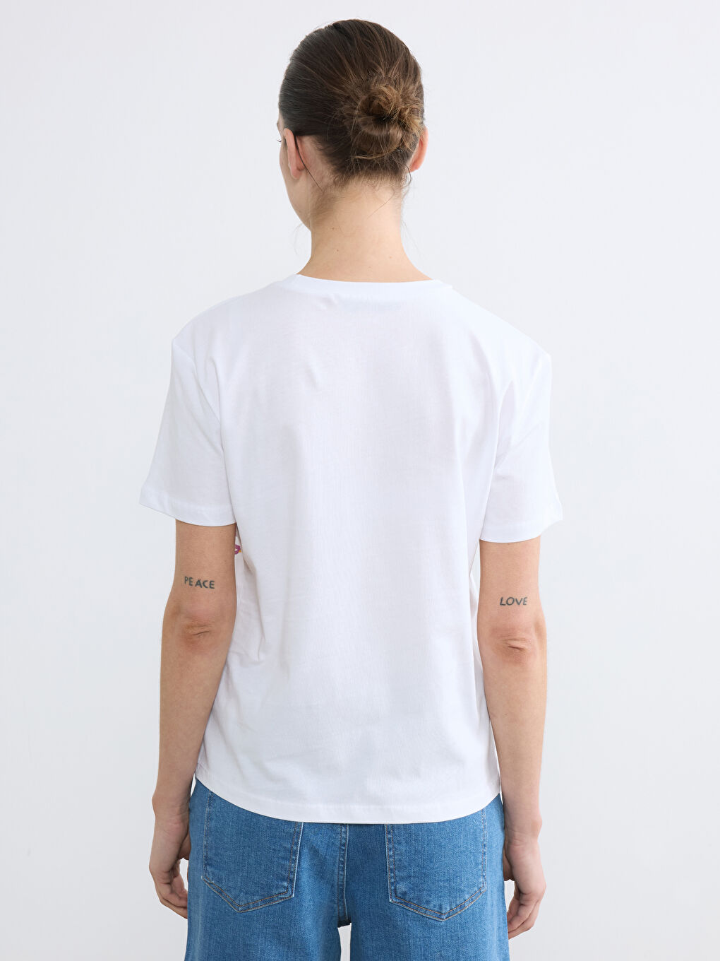 Beyaz Bisiklet Yaka Çiçekli Kadın Tişört-3