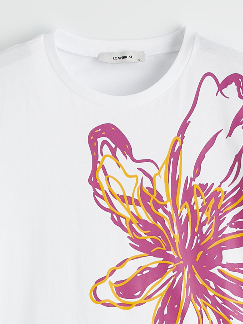 Beyaz Bisiklet Yaka Çiçekli Kadın Tişört-5