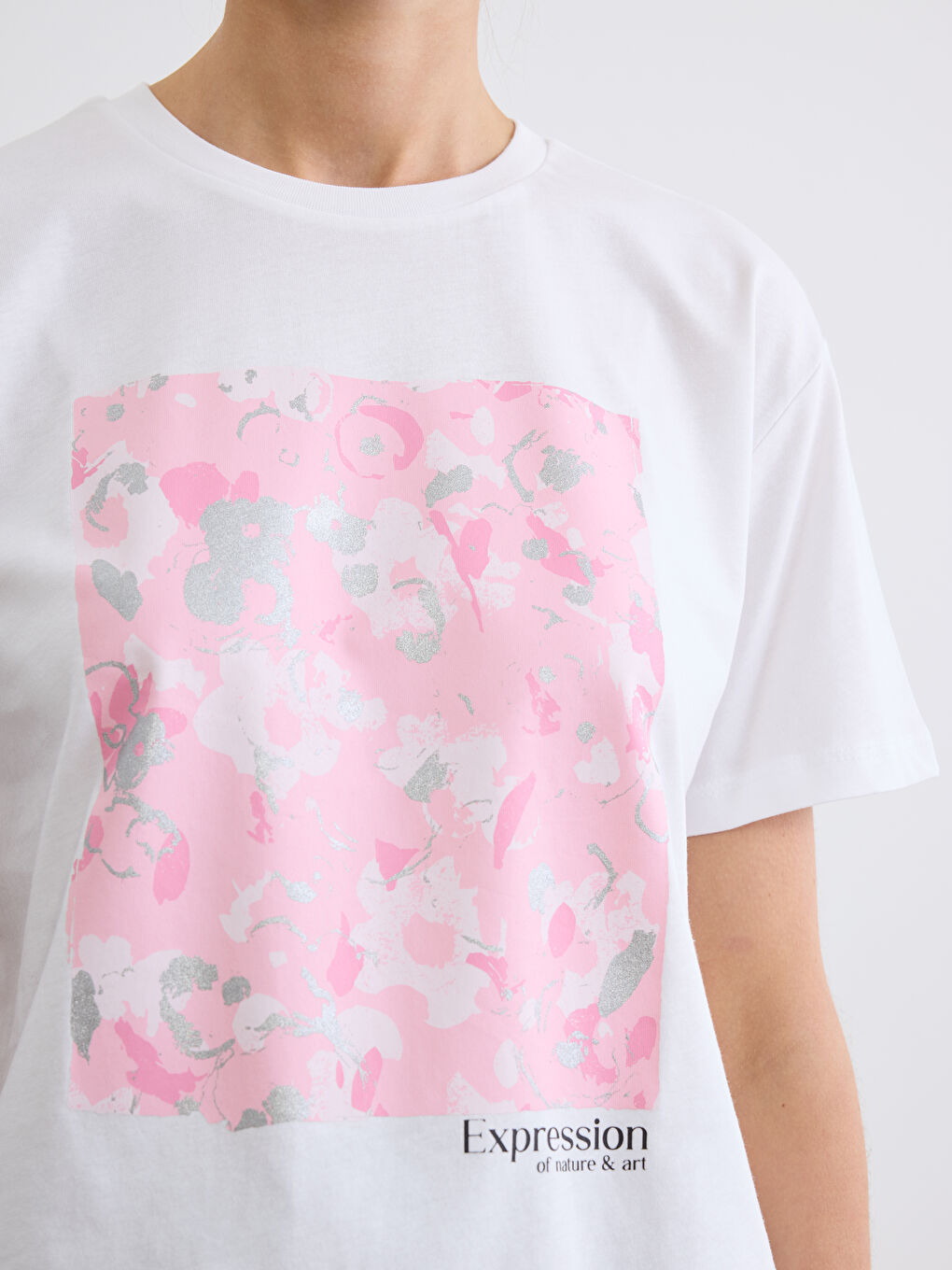 Beyaz Bisiklet Yaka Baskılı Kadın Tişört-2