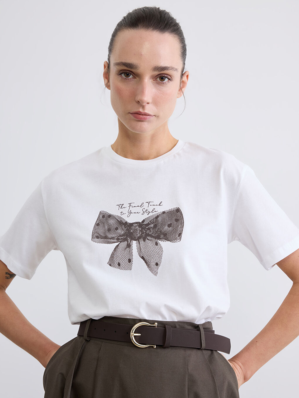 Beyaz Bisiklet Yaka Fiyonk Baskılı Kadın Tişört