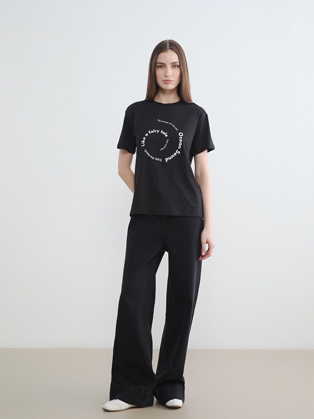 Siyah Bisiklet Yaka Baskılı Kadın Tişört-1