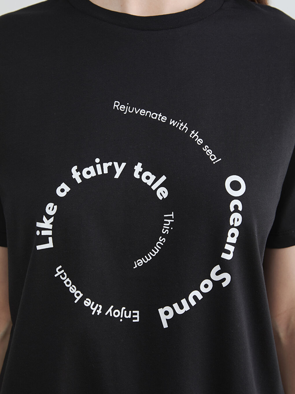 Siyah Bisiklet Yaka Baskılı Kadın Tişört-2