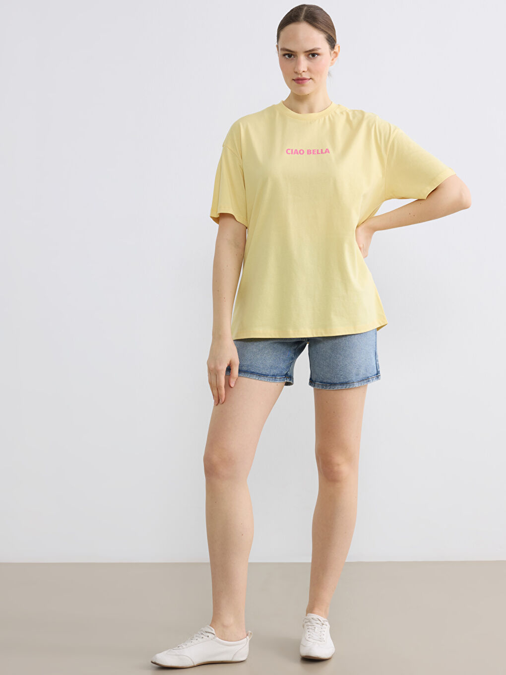 Sarı Bisiklet Yaka Baskılı Oversize Kadın Tişört	-1