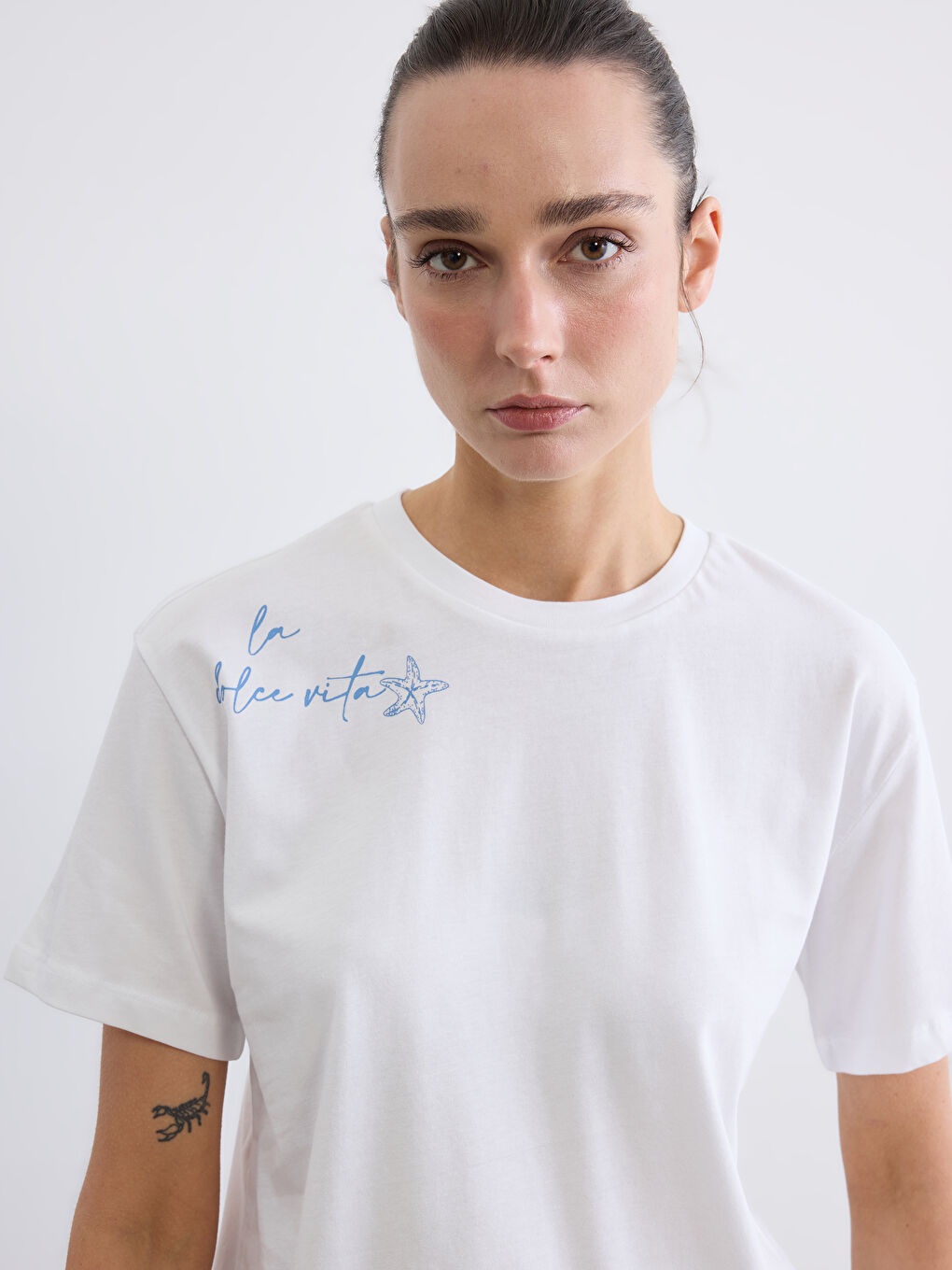 Beyaz Bisiklet Yaka Slogan Baskılı Kadın Tişört