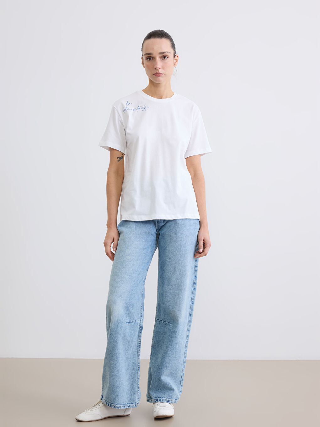 Beyaz Bisiklet Yaka Slogan Baskılı Kadın Tişört-1