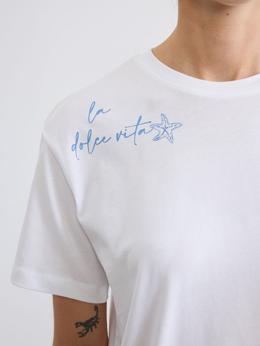 Beyaz Bisiklet Yaka Slogan Baskılı Kadın Tişört-2