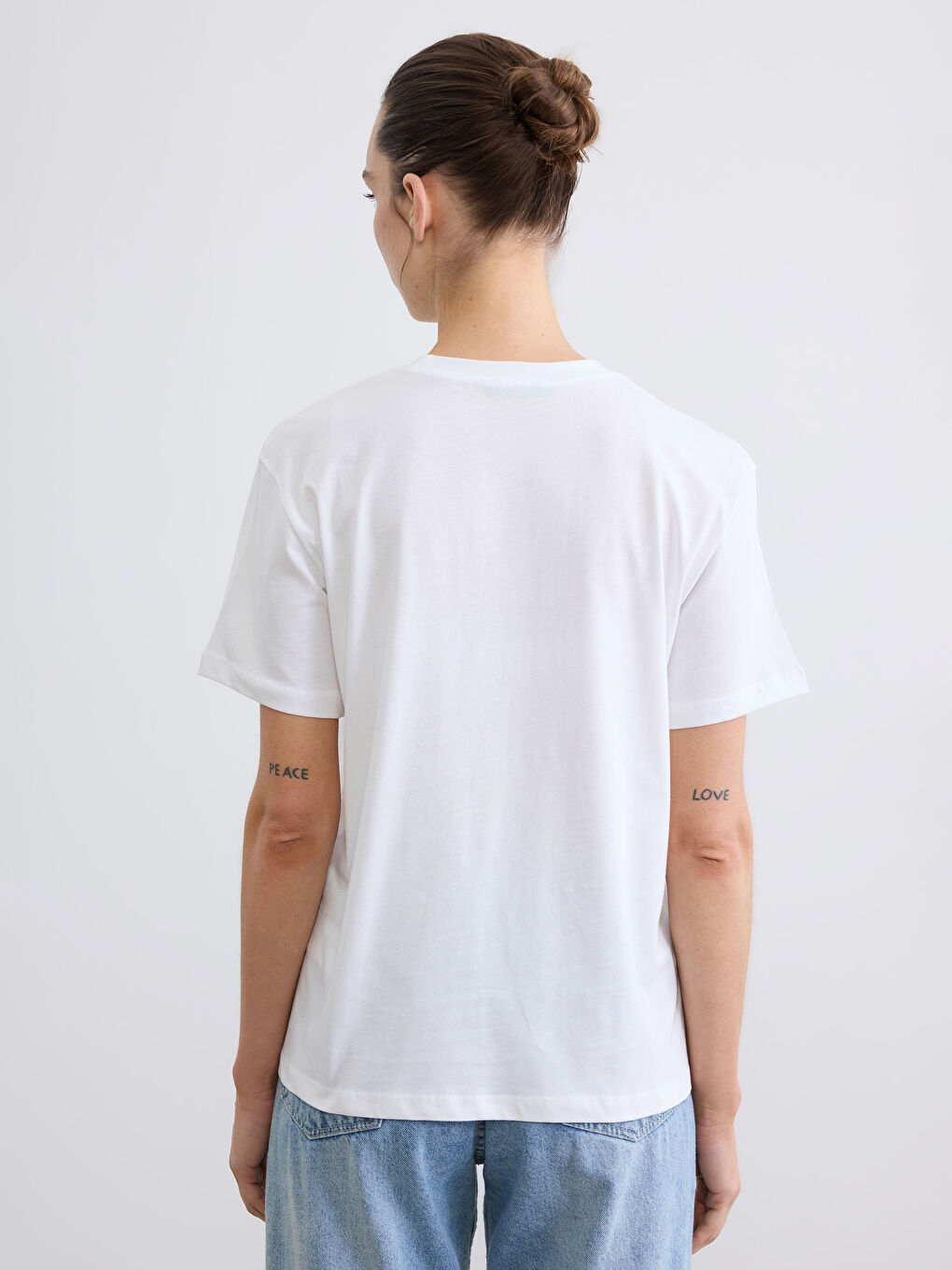 Beyaz Bisiklet Yaka Slogan Baskılı Kadın Tişört-3