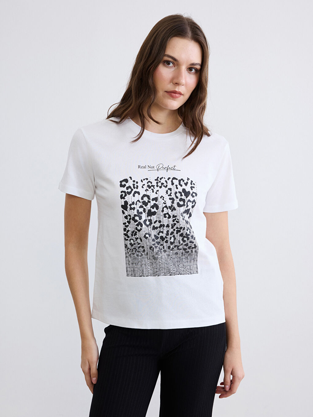 Beyaz Bisiklet Yaka Baskılı Kadın Tişört