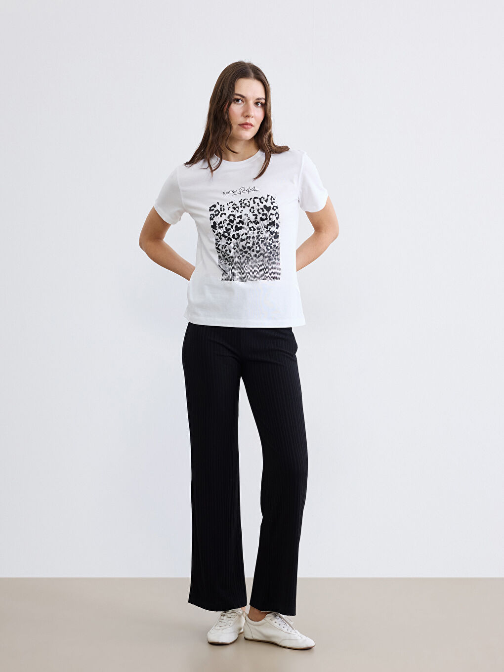 Beyaz Bisiklet Yaka Baskılı Kadın Tişört-1