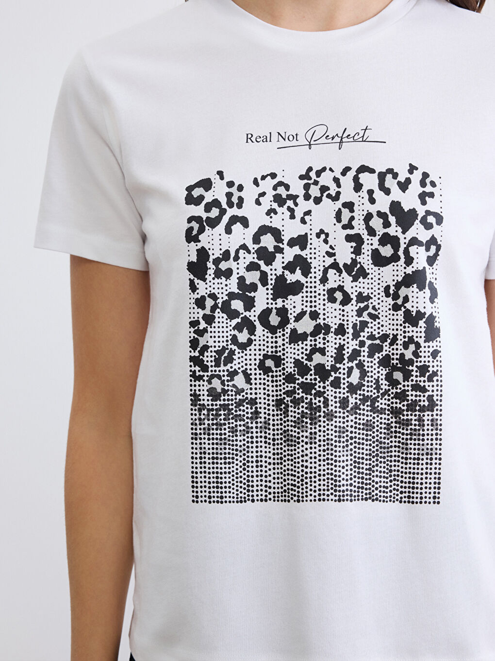 Beyaz Bisiklet Yaka Baskılı Kadın Tişört-2