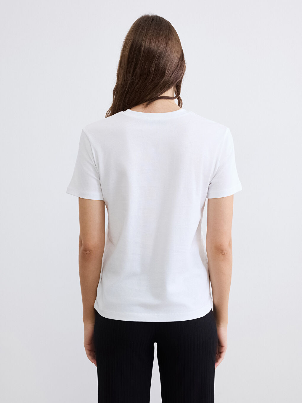 Beyaz Bisiklet Yaka Baskılı Kadın Tişört-3