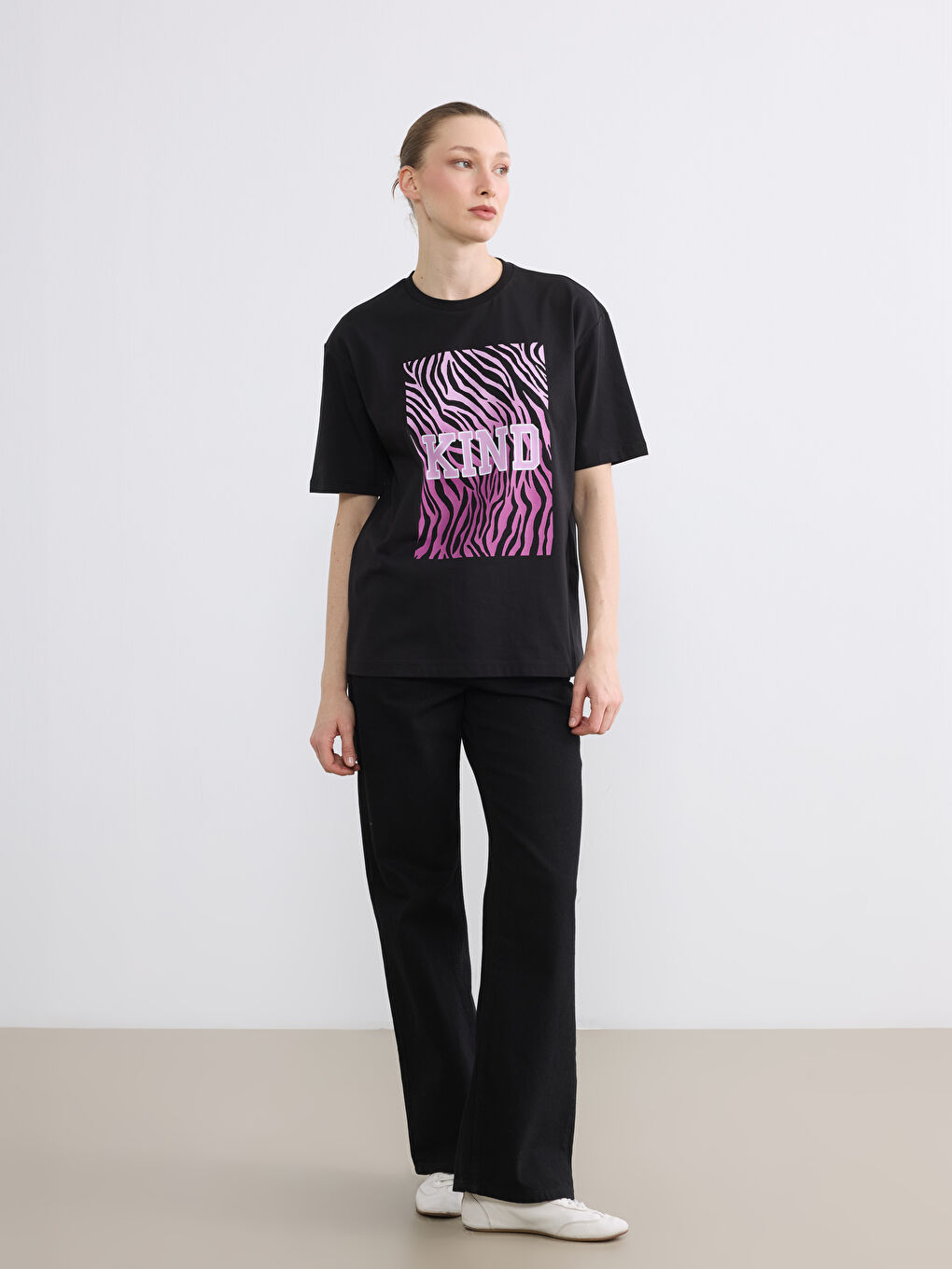 Siyah Bisiklet Yaka Baskılı Oversize Kadın Tişört-1