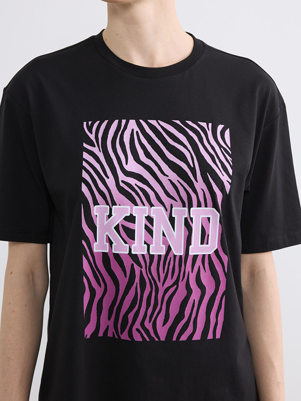 Siyah Bisiklet Yaka Baskılı Oversize Kadın Tişört-2