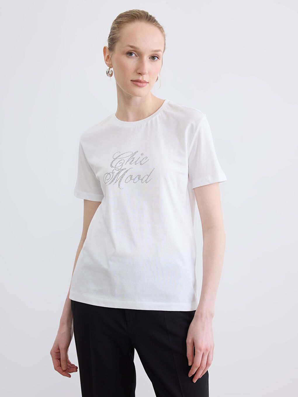 Beyaz Bisiklet Yaka Taşlı Kadın Tişört