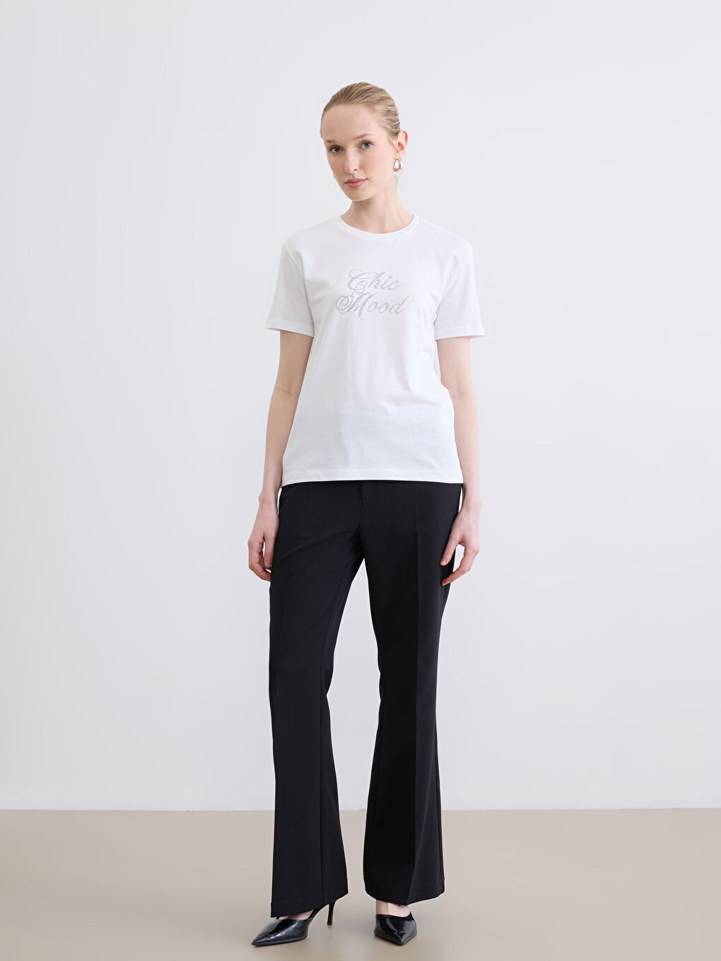 Beyaz Bisiklet Yaka Taşlı Kadın Tişört-1