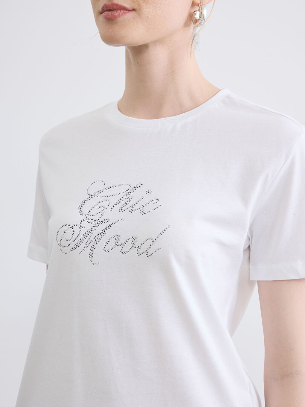 Beyaz Bisiklet Yaka Taşlı Kadın Tişört-2