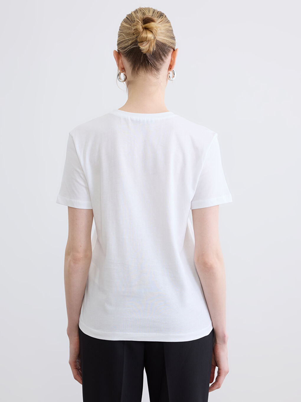 Beyaz Bisiklet Yaka Taşlı Kadın Tişört-3