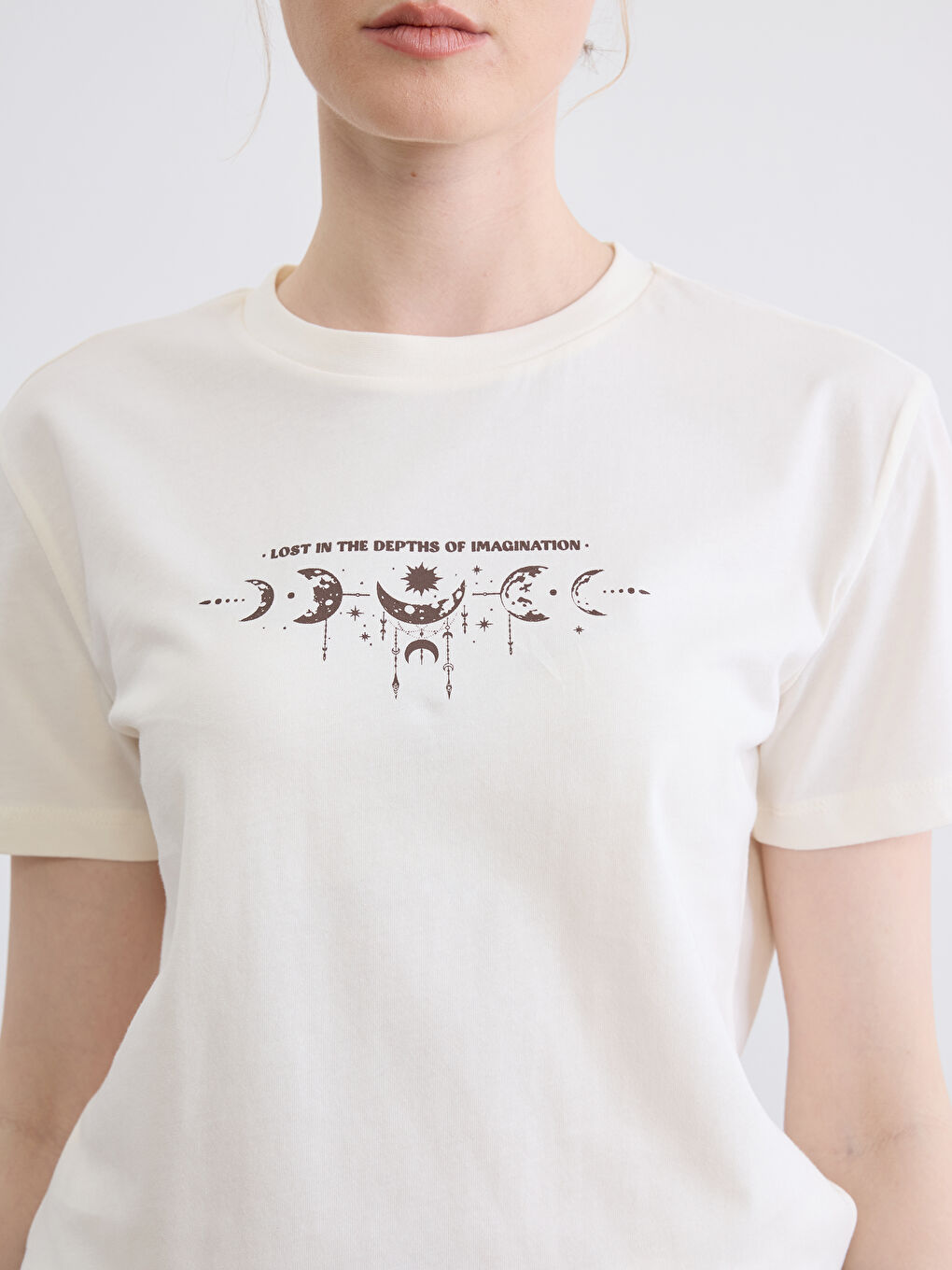 Ekru Bisiklet Yaka Baskılı Kadın Tişört-2