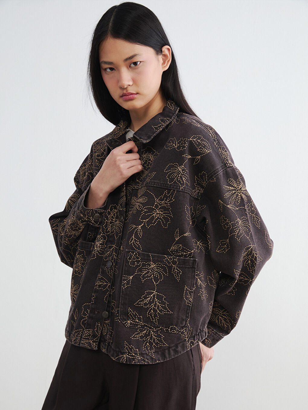 Kahverengi Gömlek Yaka Çiçekli Kadın Jean Ceket