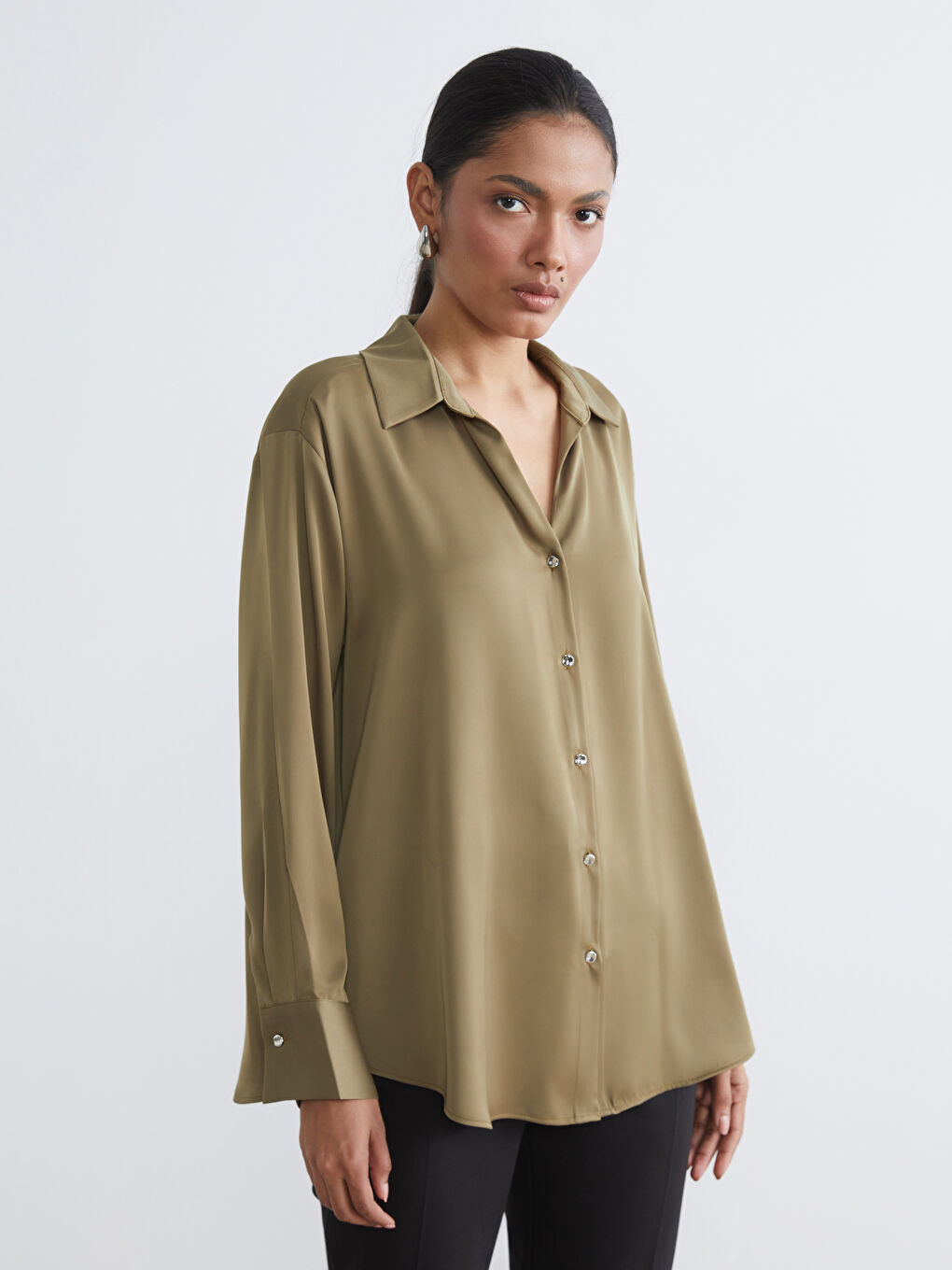 Непринужденная элегантность в нашей женской свободной сатиновой рубашке.