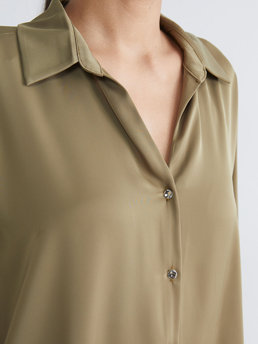 Непринужденная элегантность в нашей женской свободной сатиновой рубашке.-2