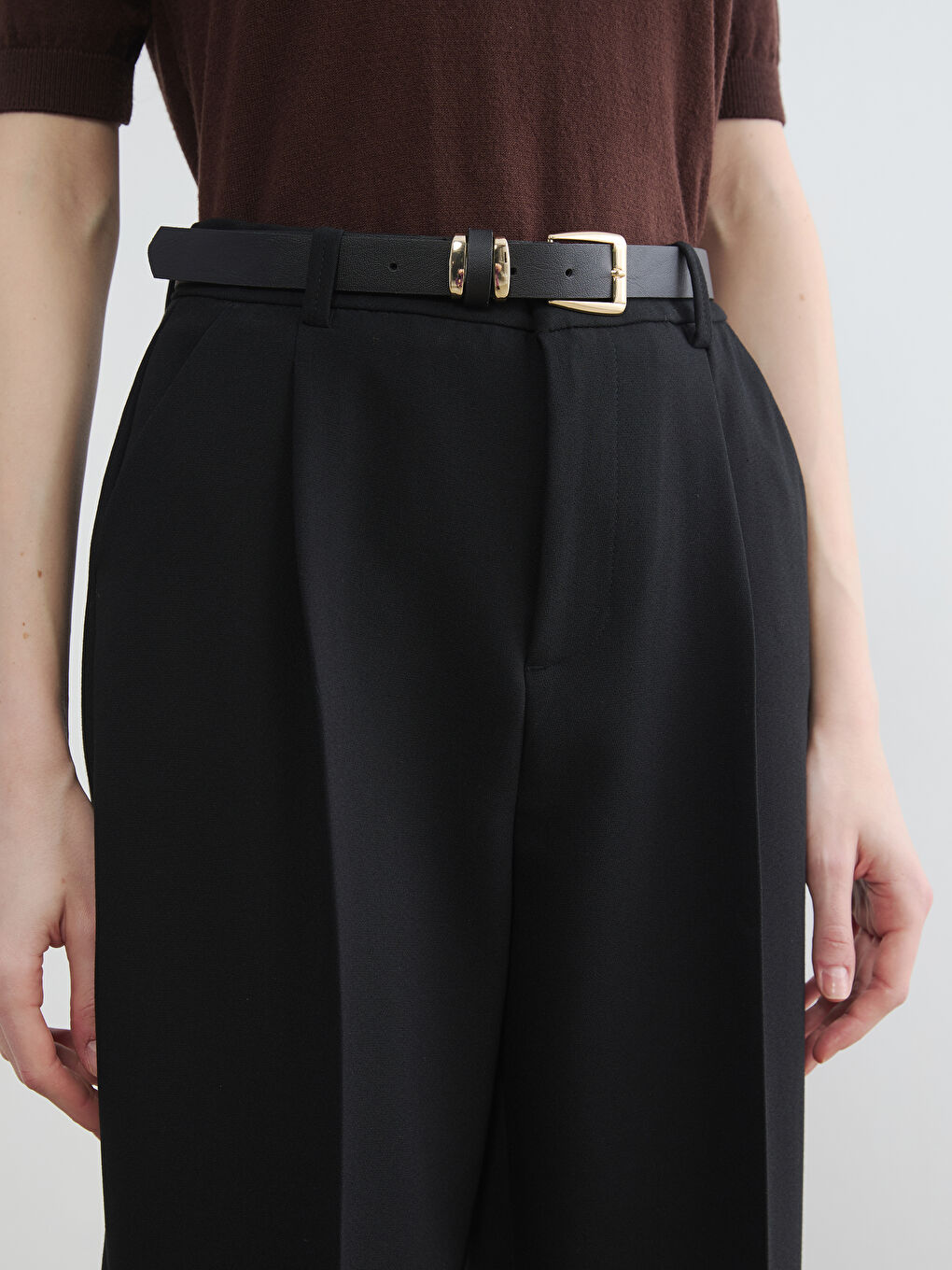 Siyah Beli Kemerli Pileli Kadın Kumaş Pantolon-2