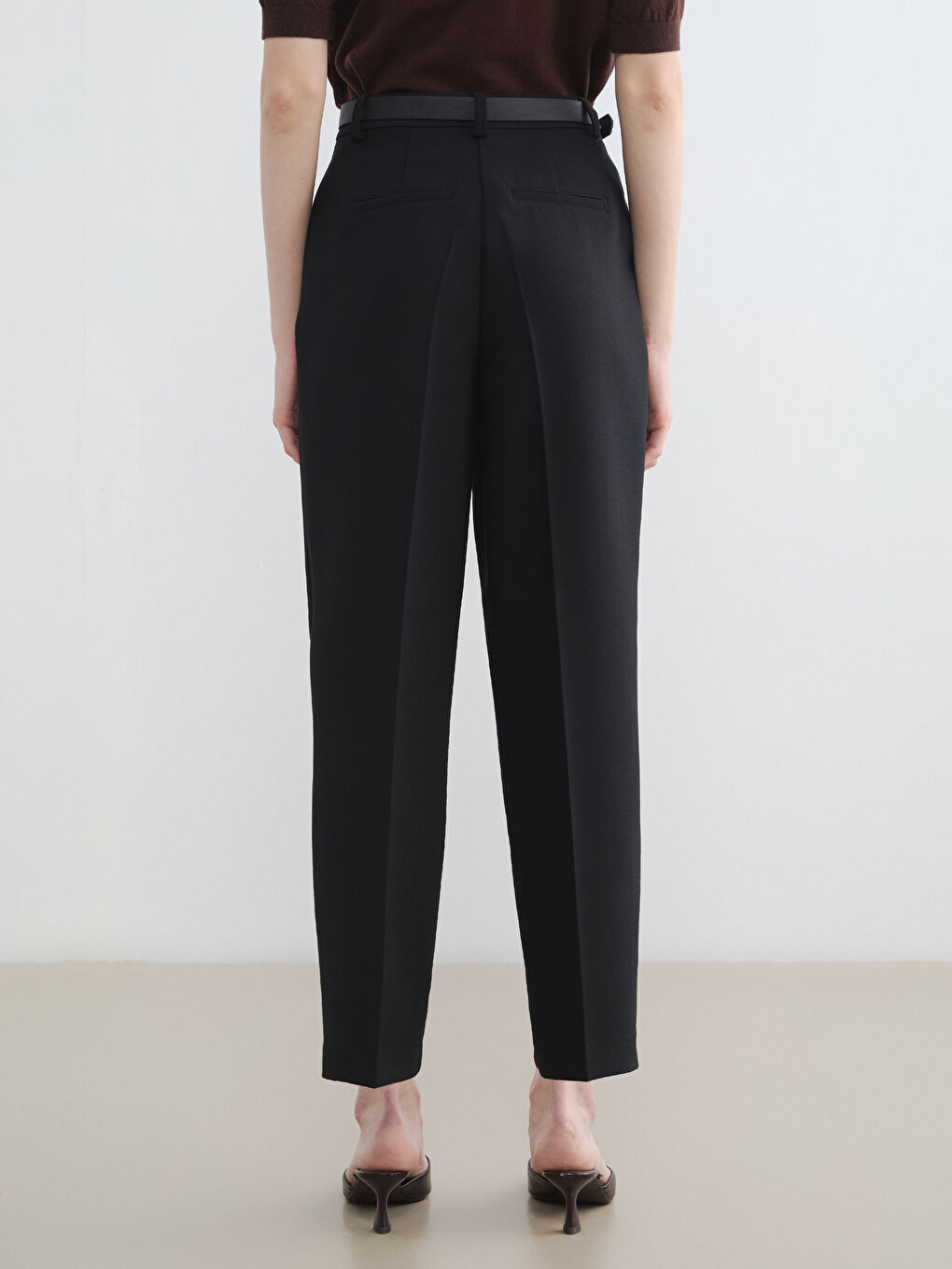 Siyah Beli Kemerli Pileli Kadın Kumaş Pantolon-3