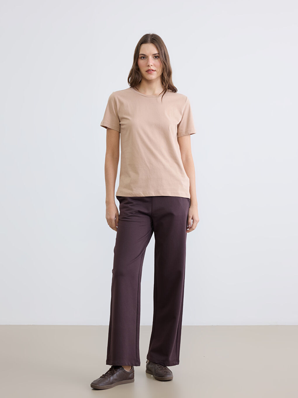 Kahverengi Bisiklet Yaka Kadın Tişört-1