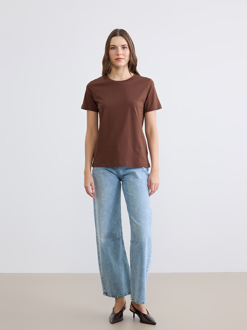 Kahverengi Bisiklet Yaka Kadın Tişört-1