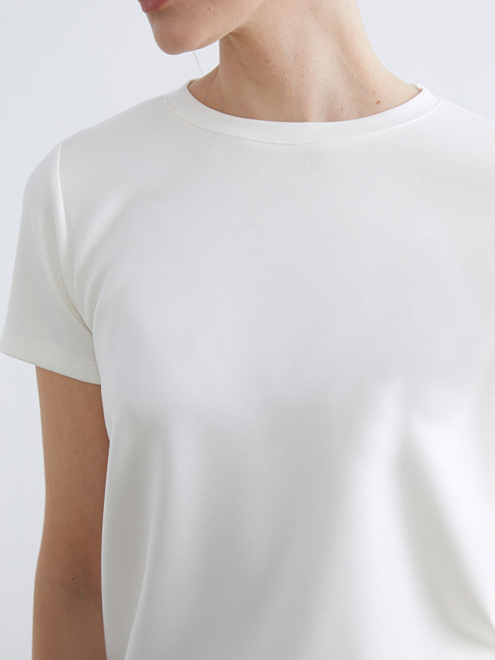 Ekru Bisiklet Yaka Soft Touch Kadın Tişört-2