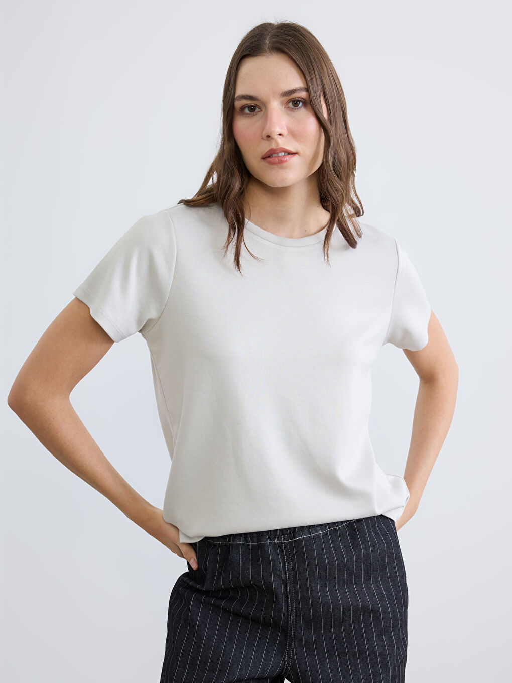 Gri Bisiklet Yaka Soft Touch Kadın Tişört