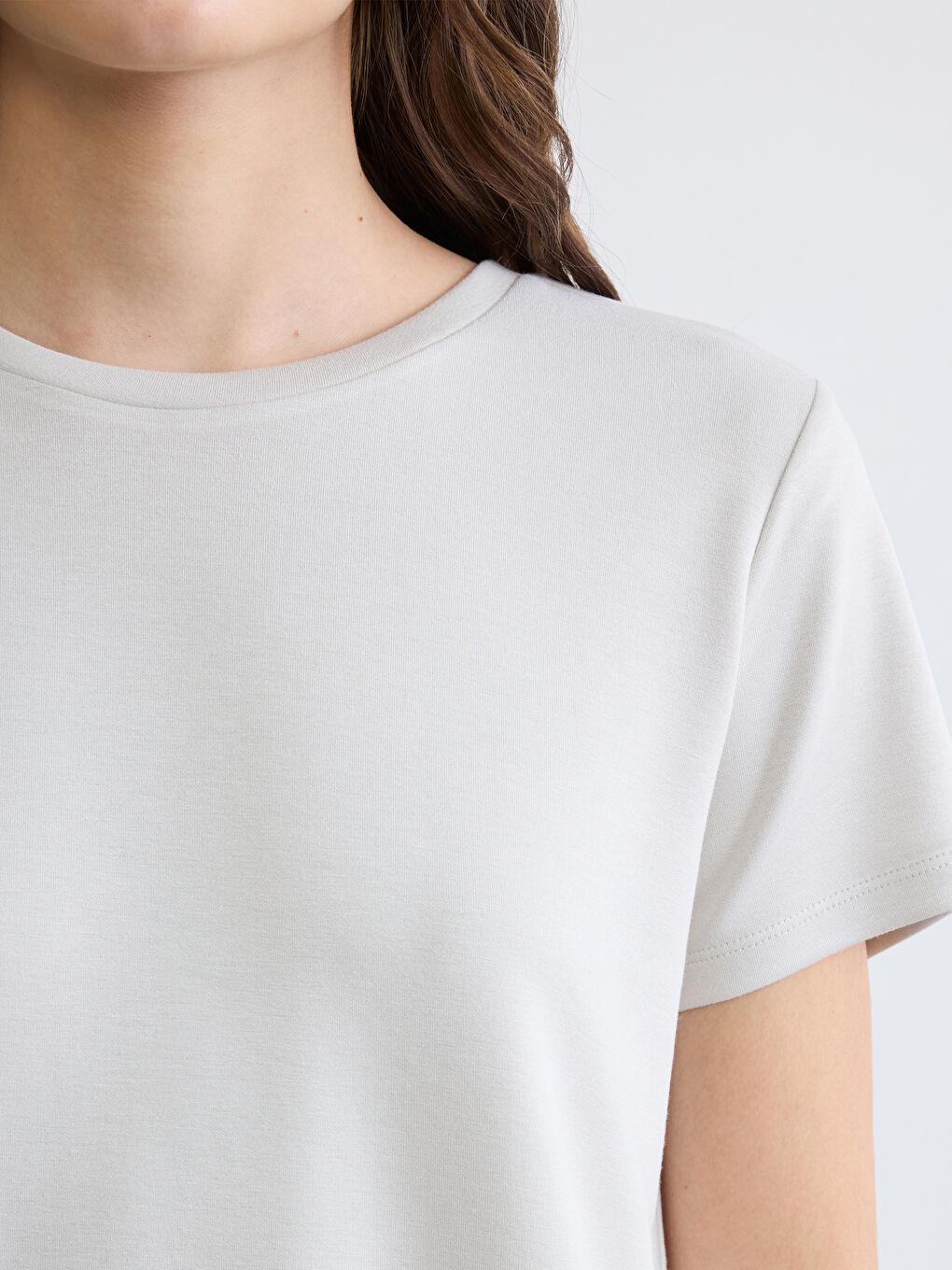 Gri Bisiklet Yaka Soft Touch Kadın Tişört-2