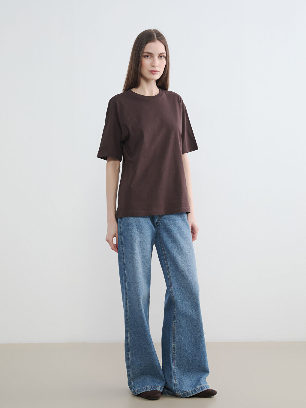 Kahverengi Bisiklet Yaka Oversize Kadın Tişört-1