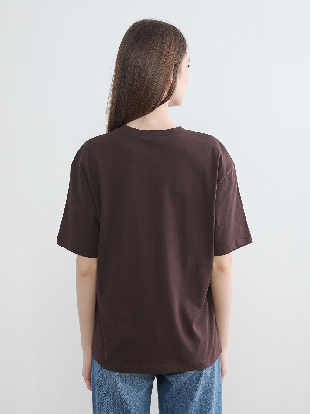 Kahverengi Bisiklet Yaka Oversize Kadın Tişört-3